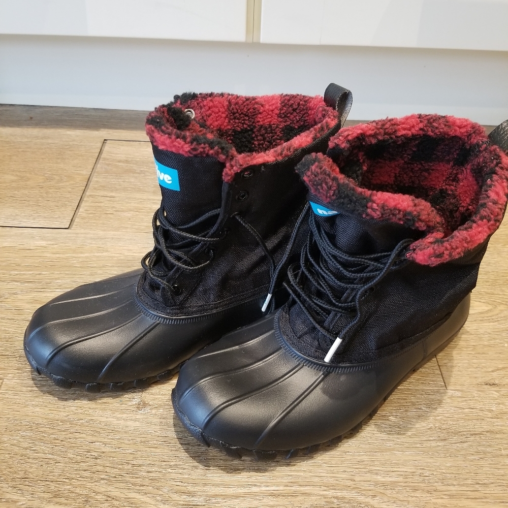 Native jimmy boots, size 4, black